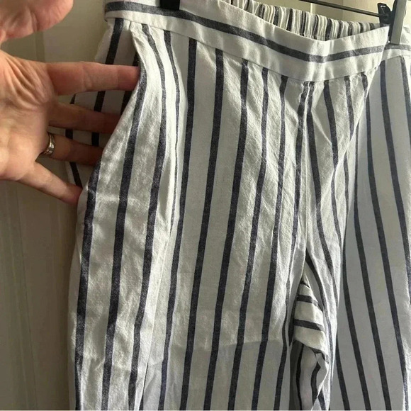 EUC Foxcroft NYC wide leg crop white & navy linen cotton blend pant.Fit like 10 - Picture 7 of 9